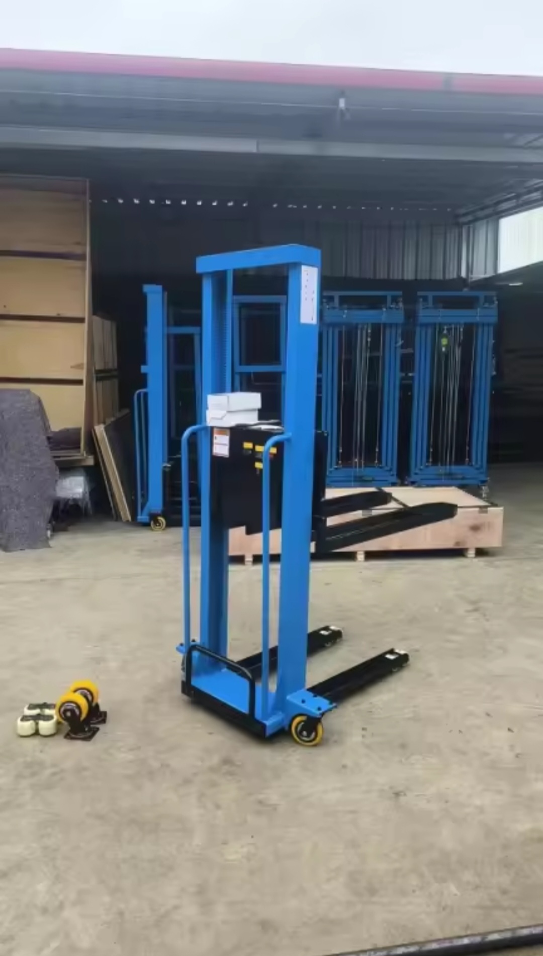 Mehr über den Artikel erfahren Mobiler Kletter Stapler EFEP KL1 für LKW oder Rampe