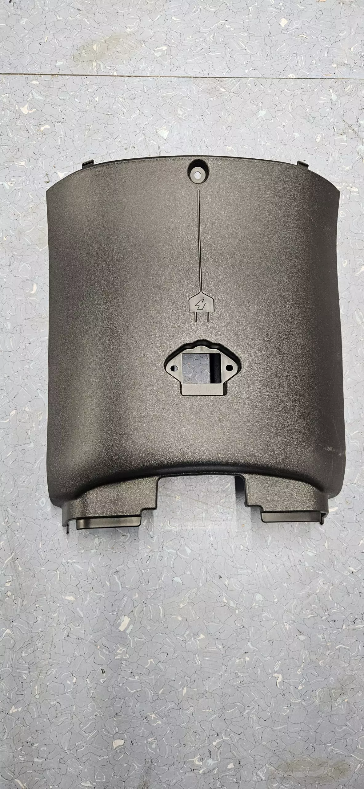 Abdeckung mit Loch für externer Stecker vor dem Sitz zu City go